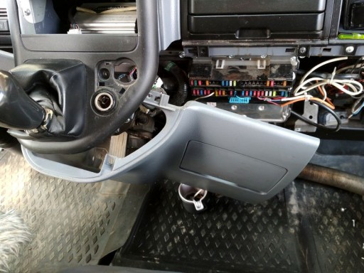 Mitsubishi Fuso Canter 4.9TD - Расположение ЭБУ двигателя
