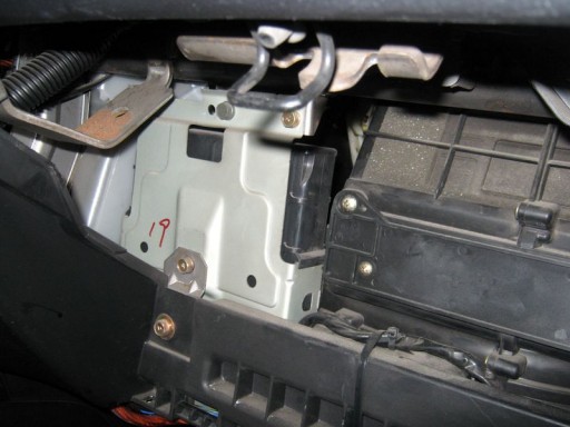 Mitsubishi Lancer IX 1.6L 4G18 - Расположение ЭБУ двигателя