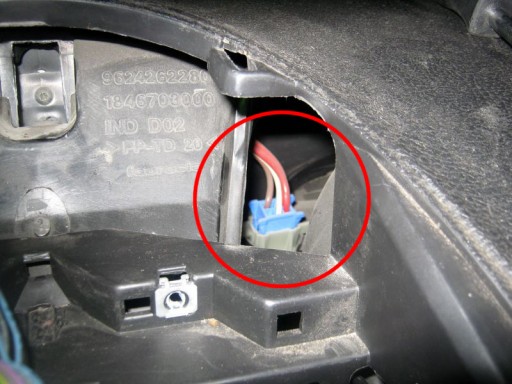 Peugeot 206 - Снимаем резистор отопителя салона. Шаг 3