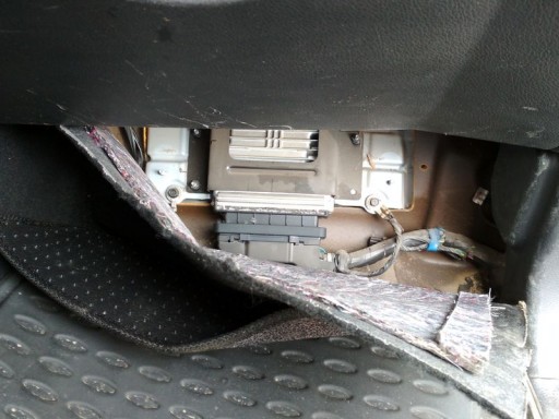 Ssang Yong Kyron 2.0L (D20DT) - Расположение ЭБУ двигателя Delphi HCD38