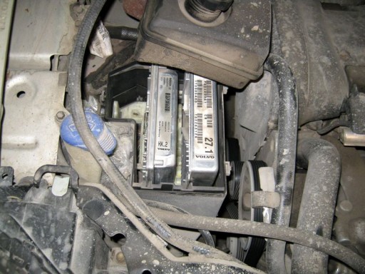 Volvo XC90 c двигателем 2.5L Turbo (B5254T2) и ЭБУ Bosch ME7.0.1 - Расположение ЭБУ в автомобиле.