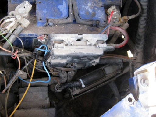VW Transporter T4 2.5L (AVT, Simos 3.5) - Расположен ЭБУ двигателя под капотом