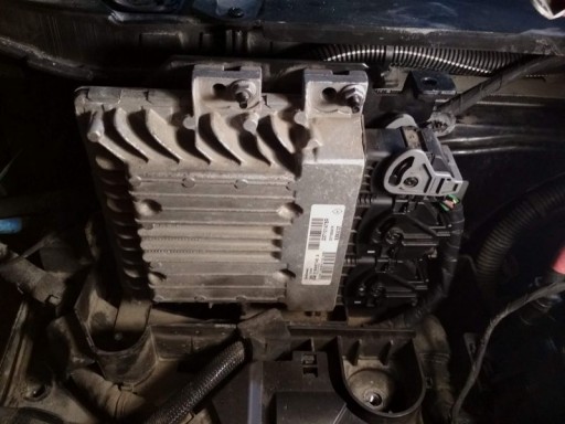 Renault Laguna 3 1.5L dCi 110 - Внешний вид блока управления двигателем